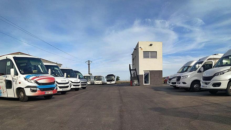 Alguns dels autocars d’Estarriol Bus a la nova seu de Vilamalla