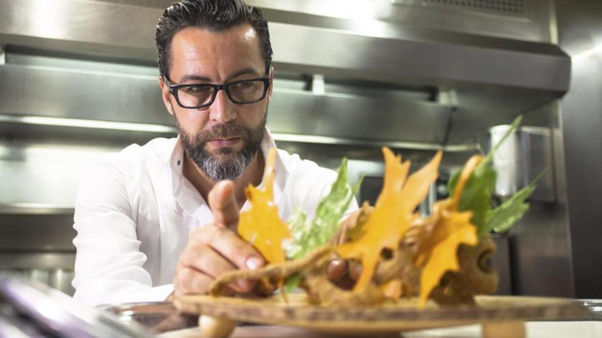 Quique Dacosta con una de sus creaciones culinarias