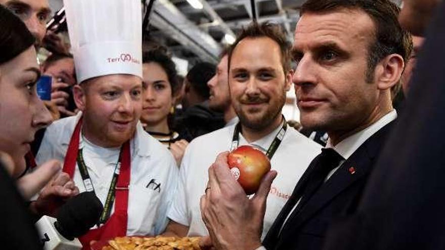 Macron, ayer, en una visita al Salón de la Agricultura, en París. // Reuters