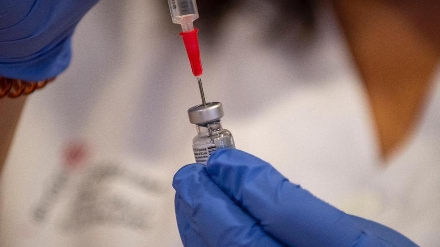 PSOE y Cs piden una comisión de investigación sobre el proceso de vacunación