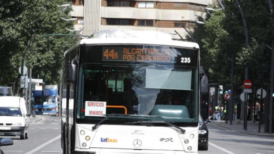 Un autobús de Latbus en la Gran Vía de Murcia.