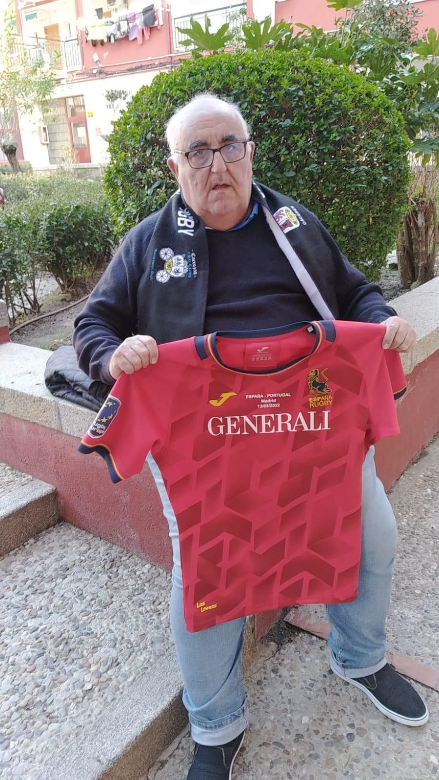 Pinino, con la camiseta del capitán de la selección española de rugby.