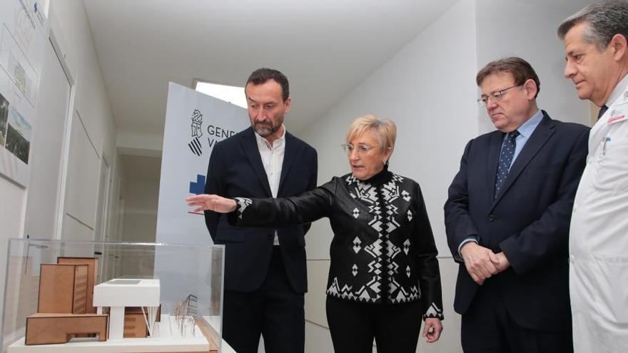 El presidente de la Generalitat y la consellera de Sanidad muestran la maqueta del bloque quirúrgico