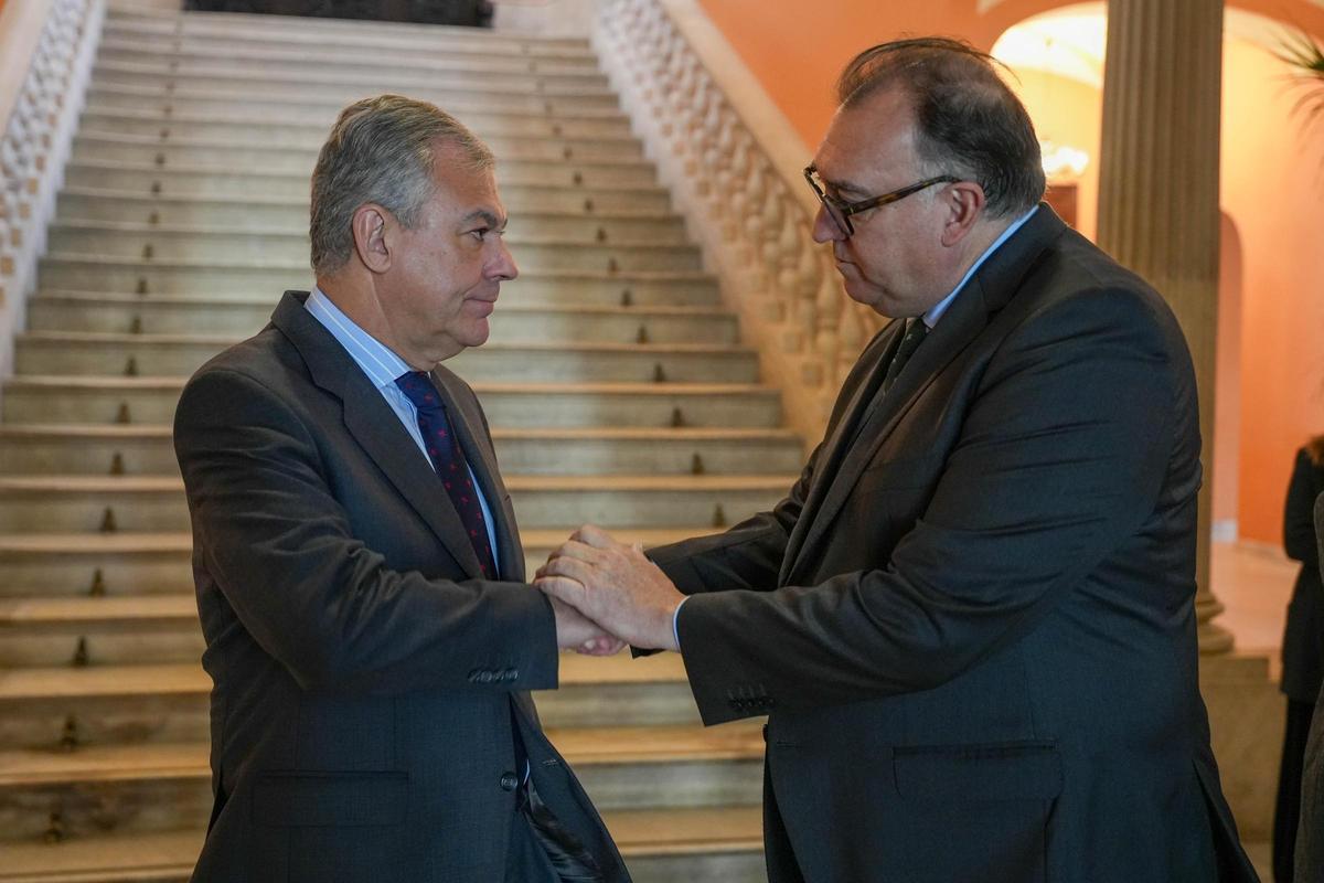El alcalde de Sevilla, José Luis Sanz, y el consejero de Turismo, Arturo Bernal, firman un convenio de colaboración por los pisos turísticos