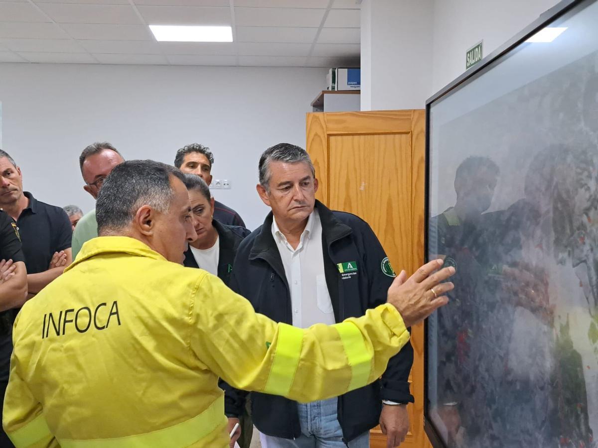 El consejero de Presidencia, Sanidad y Emergencias de Andalucía, Antonio Sanz, este viernes en el Puesto de Mando Avanzado del incendio de Los Gallardos, Almería.