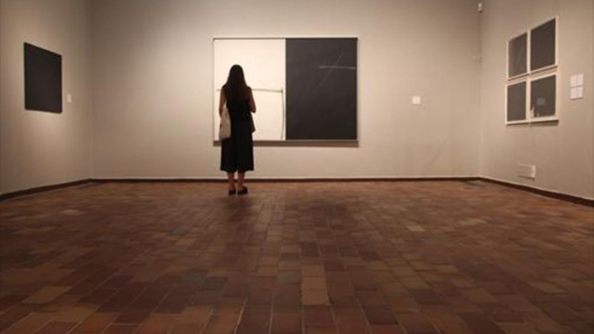 Obra 8Una espectadora frente a uno de los trabajos de Borrell, ayer en la Miró.