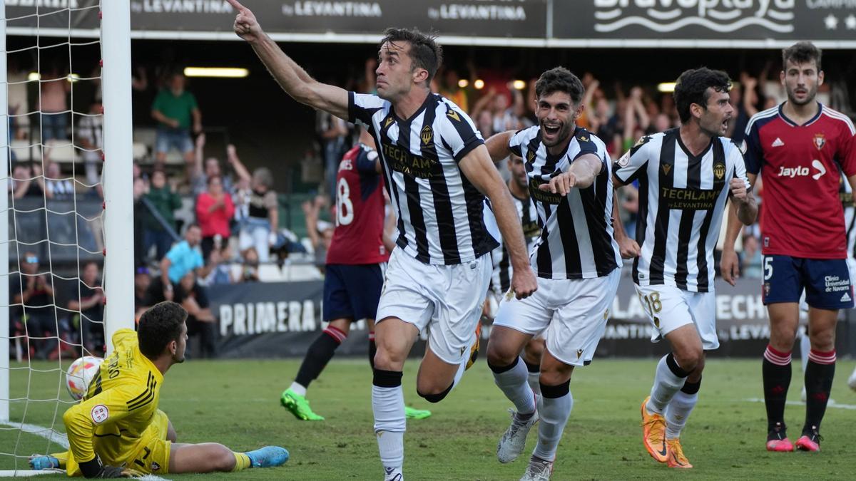 Manu Sánchez celebra un gol con el Castellón en Castalia.