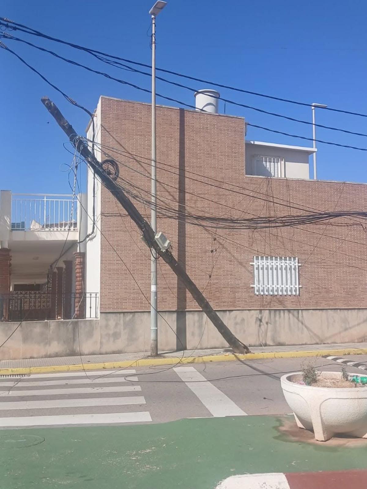 Otra foto del estado de suspensión en que ha quedado el poste.