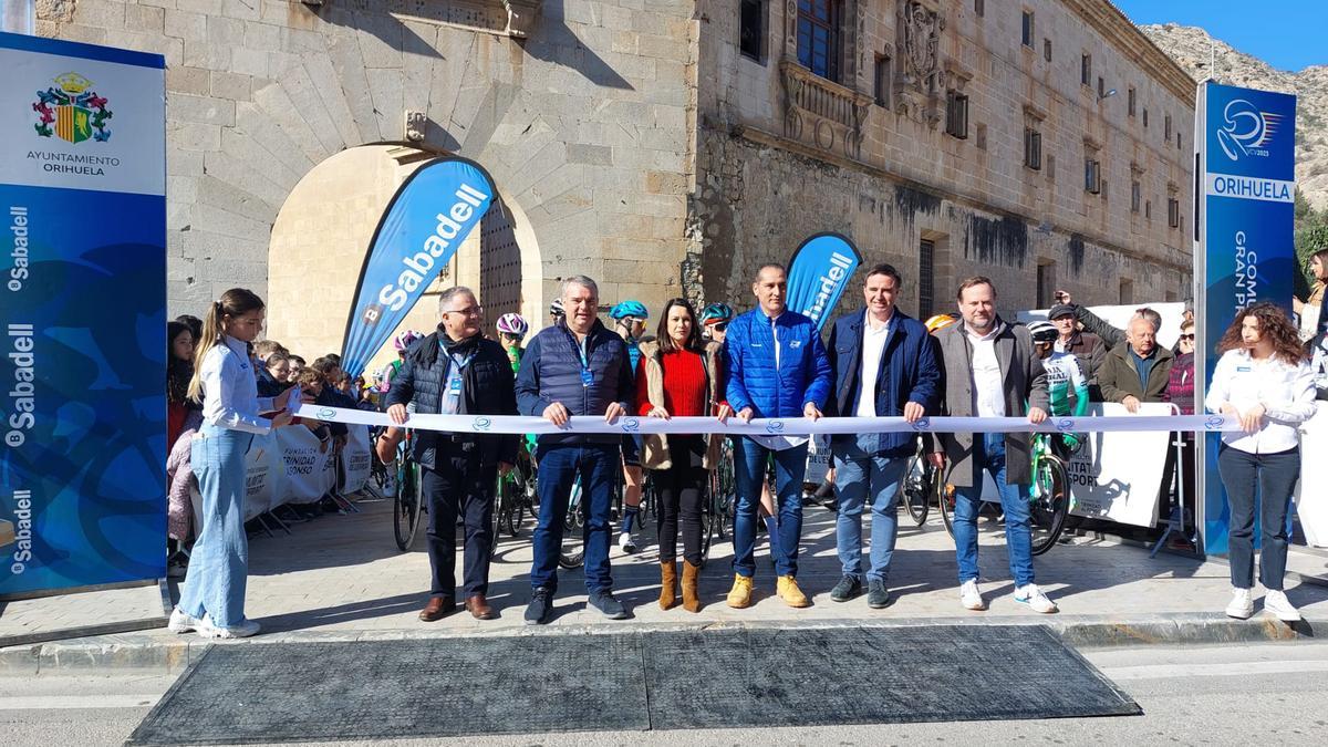 Corte de cinta oficial del comienzo de la 74º edición de la Volta Ciclista a la Comunitat Valenciana de la que Banco Sabadell es patrocinador.