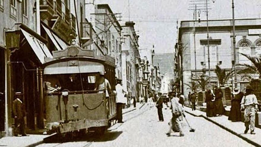 Calle del Castillo, a la altra de la plaza de La Constitción.