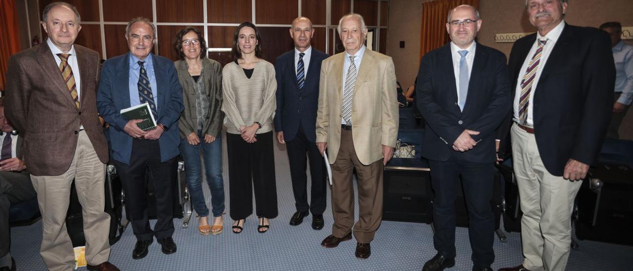 Por la izquierda, José Ramón Fernández; Francisco Blanco; Mónica Meléndez; Ana Fernández; Juan José Fernández; Carlos Luque; Francisco Javier Iglesias (director de la Escuela) y José Manuel Domínguez, ayer, en la Escuela de Minas en Oviedo. | Irma Collín