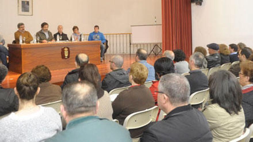 Integrantes del Gobierno de Miño, ayer, en la charla para informar de su decisión de posponer los pagos.