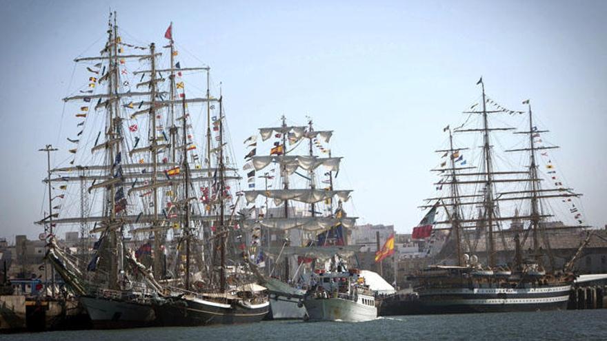 Espectacular imagen del puerto de Cádiz, con los veleros participantes atracados.