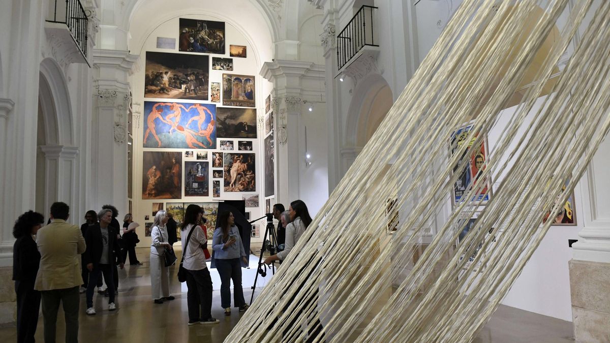 El altar de Daniel García Andújar, con 'El museo del pueblo', preside la muestra.