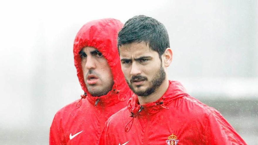 Nacho Cases, a la derecha, y Carlos Castro, corriendo bajo la lluvia en el entrenamiento de ayer.