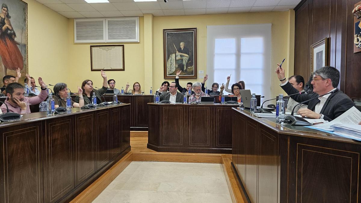 Una de las votaciones del pleno de mayo de La Vila Joiosa.