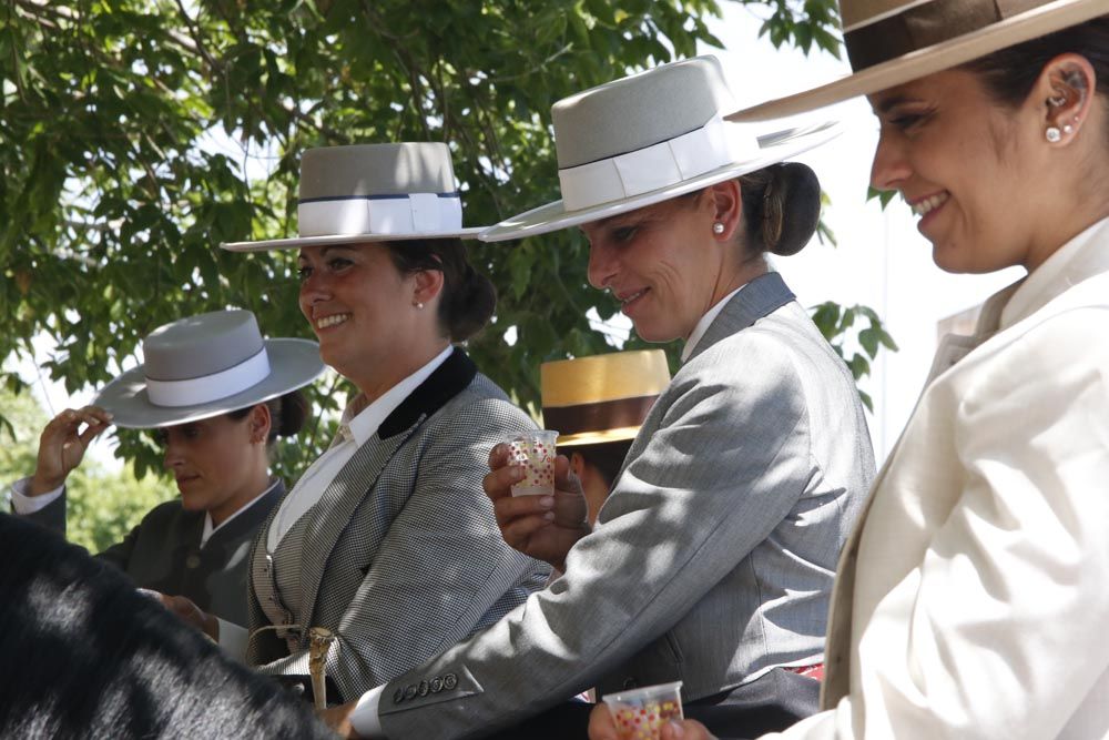 Miércoles de feria, caballistas y carruajes en María la Judía