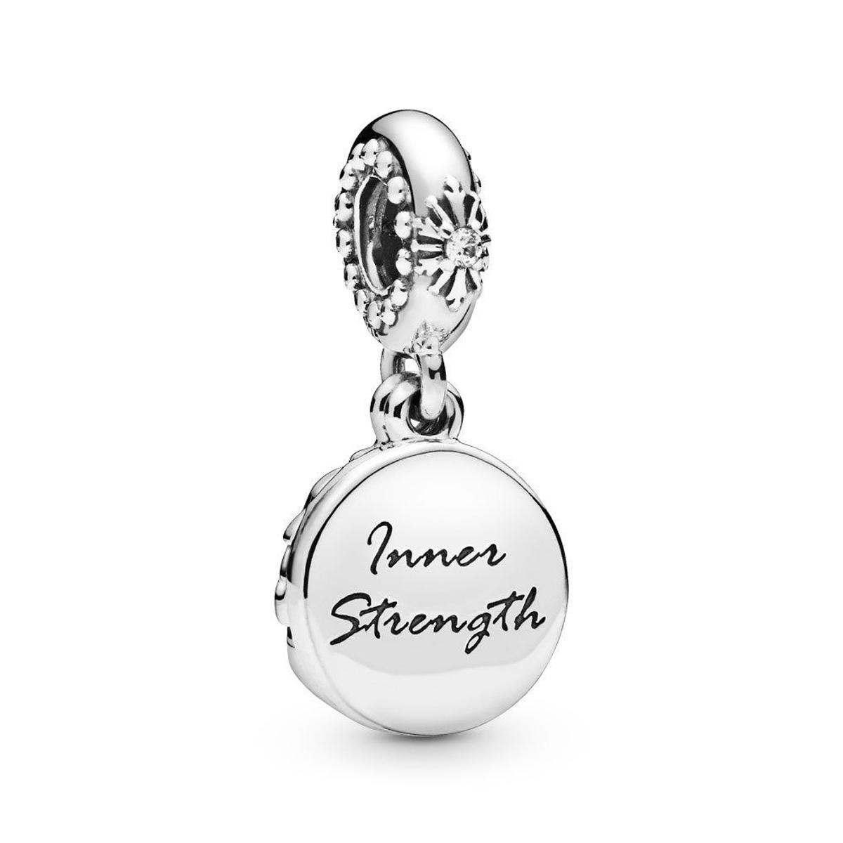 'Charm' de Elsa por detrás con la frase grabada 'Inner Strength' (Precio: 69,00 euros)
