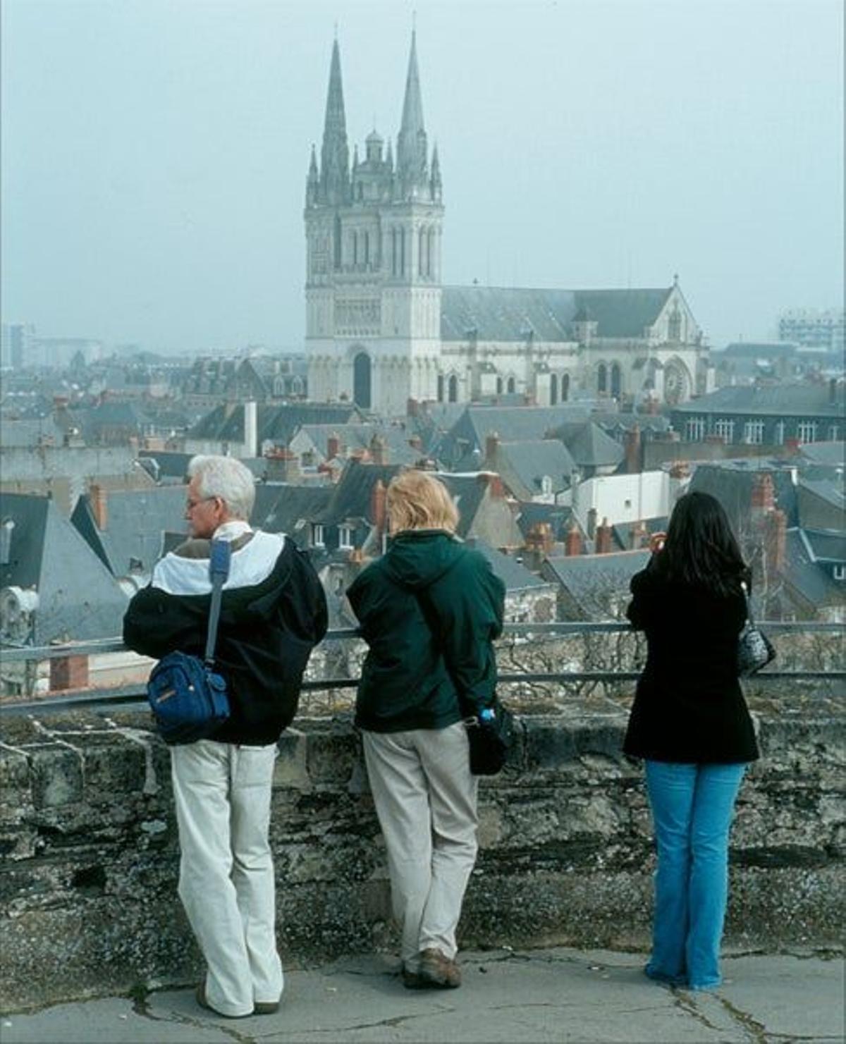 Angers, gran centro turístico del Loira Atlántico. En la doble anterior, vista de la Abadía de So