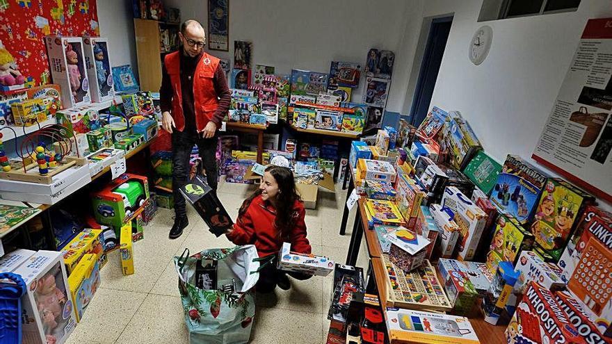 El personal de Cruz Roja trabaja actualmente para la campaña de reparto de juguetes entre los más pequeños.