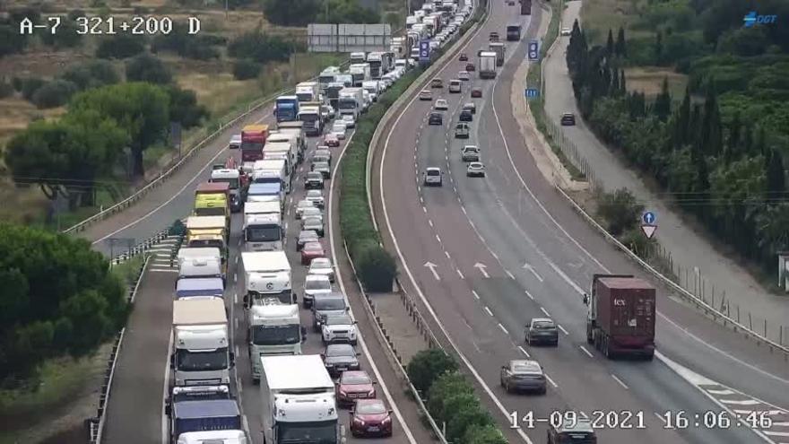 Camiones y coches parados por el accidente