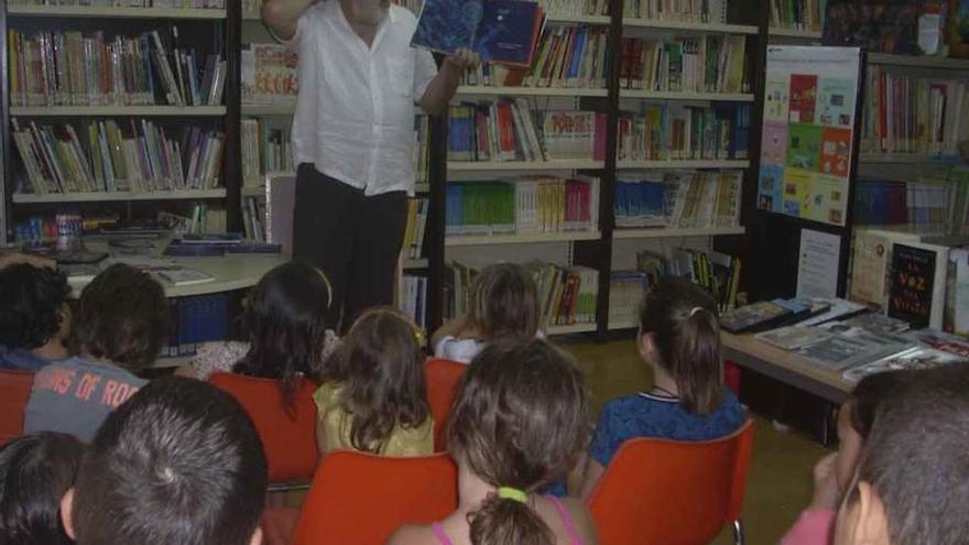 Diferentes momentos de la jornada de animación a la lectura organizada en la sala Miguel de Cervantes de Villaralbo.