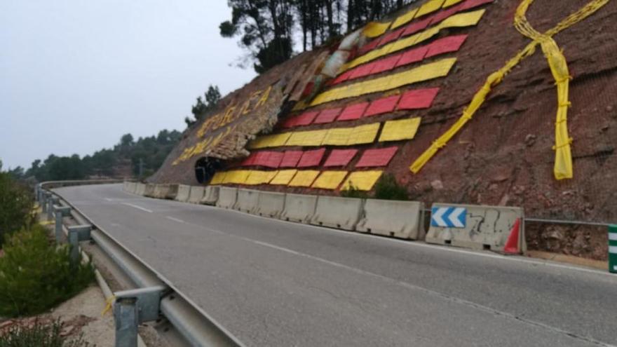 Malmeten de nou la gran estelada de la carretera de Castellnou