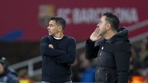 Xavi y Michel en la banda durante el partido deLiga entre Barça y Girona en Montjuïc.