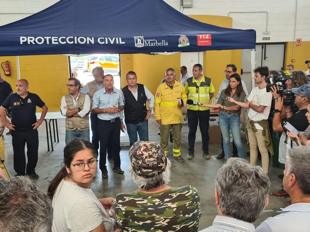 Reunión ayer con los vecinos desalojados en la carpa de San Pedro. | L.O.