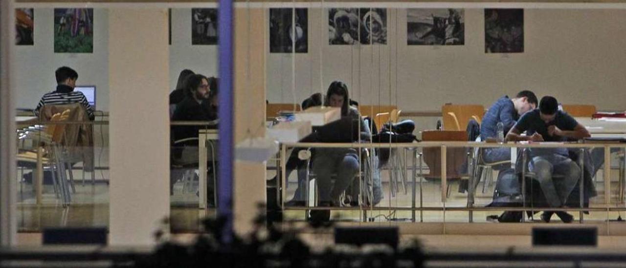 Estudiantes, ayer en la biblioteca del campus, que abre los fines de semana. // Jesús Regal