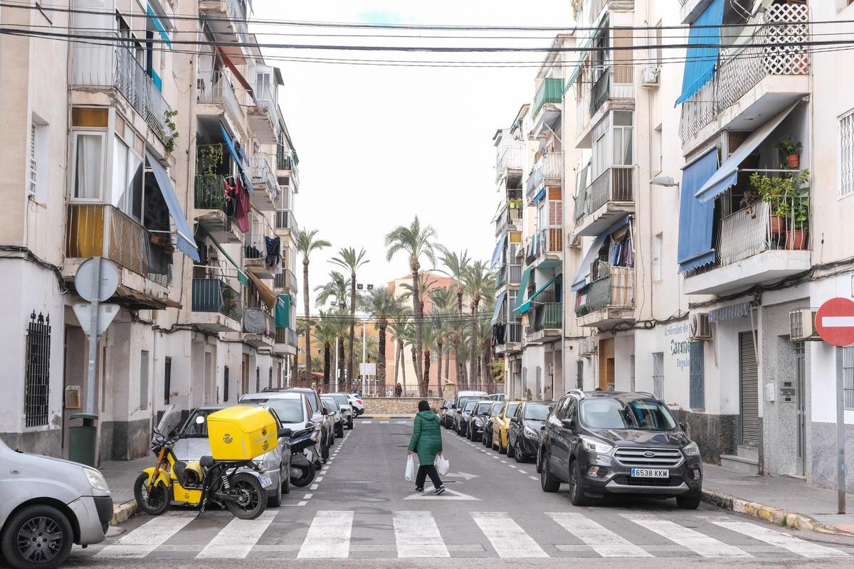 Una de las calles del barrio con el colegio al fondo