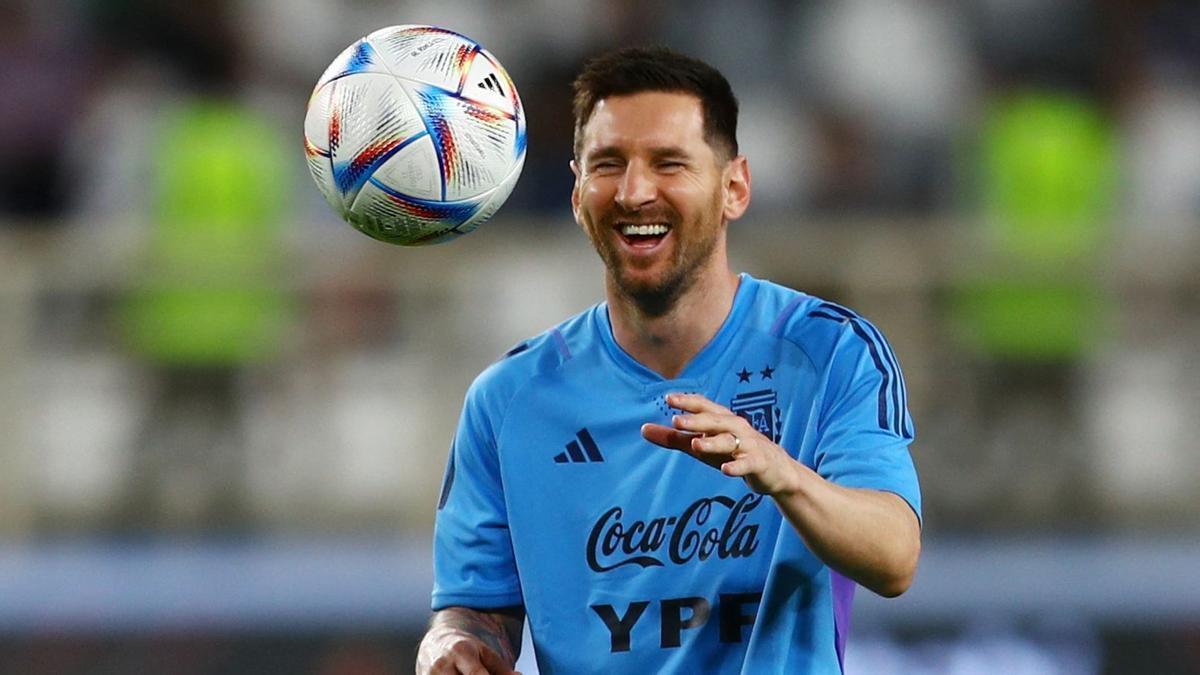 Messi durante el entrenamiento con la selección argentina en Abu Dhabi.