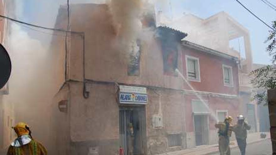 El incendio en una cafetería de Redován obliga a desalojar a 25 vecinos de sus casas