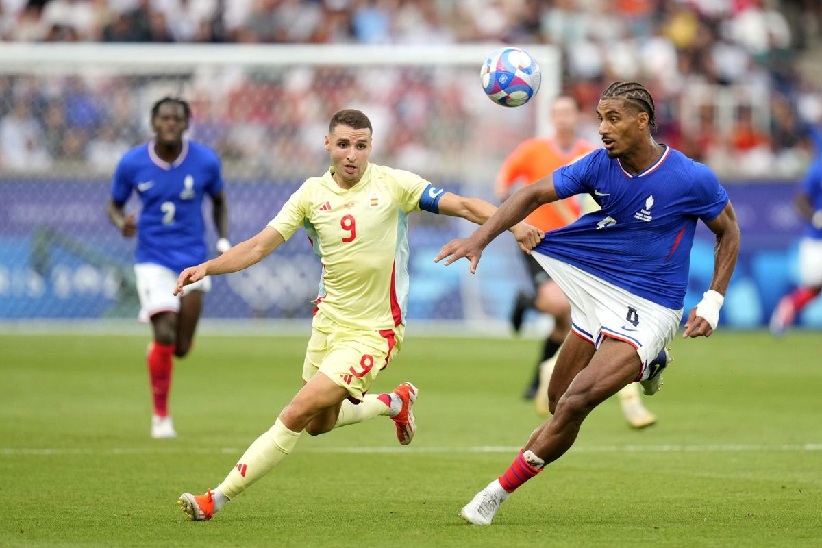 Loïc Bade, internacional por Francia y jugador del Sevilla, interesa al Villarreal.