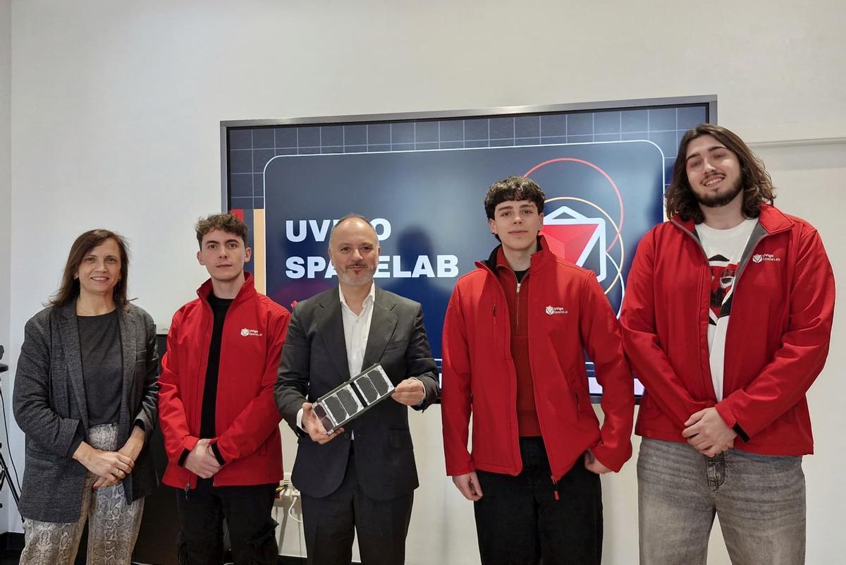 El delegado de Zona Franca, David Regades, con responsables de UVigo Space Lab.