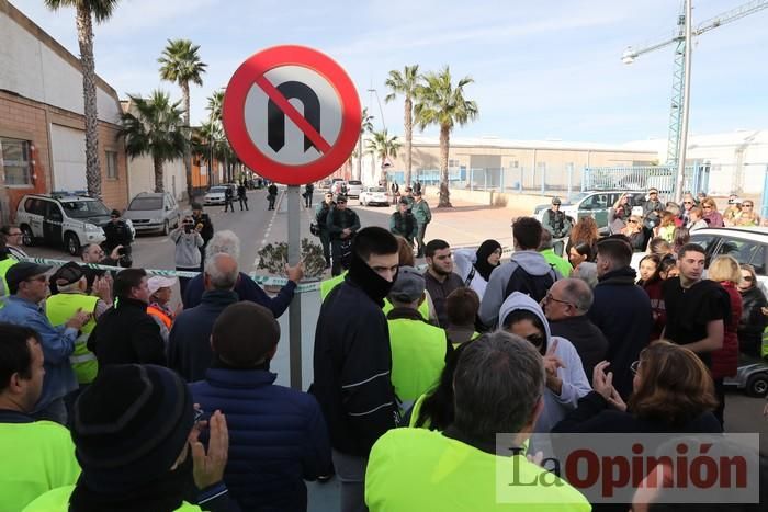 Los vecinos de Los Alcázares salen a manifestarse