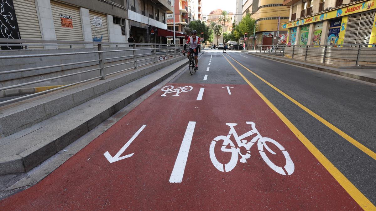 Una bicicleta, por el nuevo carril doble