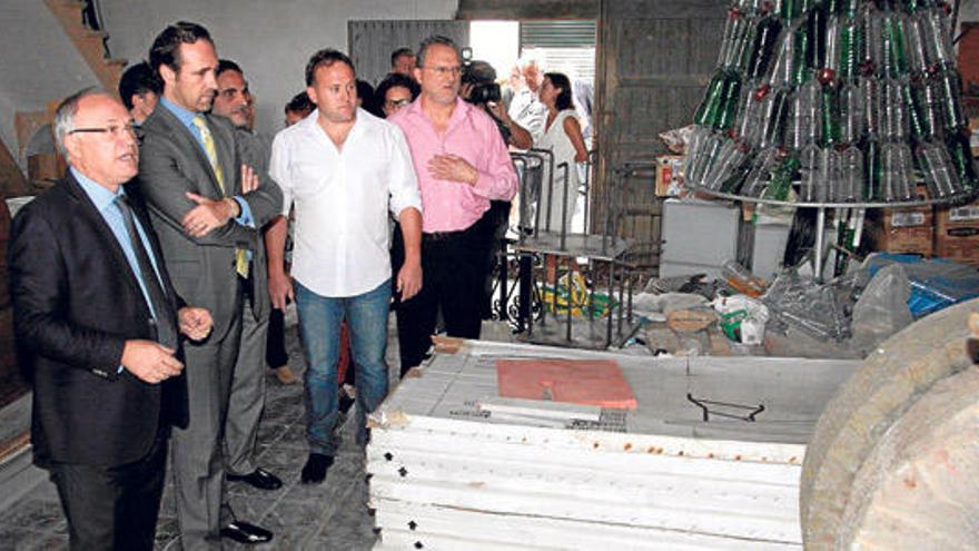 El presidente del Govern y el alcalde visitan el interior del edificio cedido.