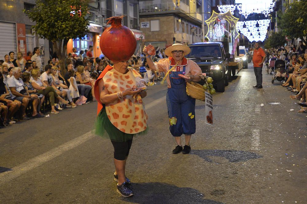 El popular desfile de la Gran Charanga en Elche reúne a más de 4.500 participantes