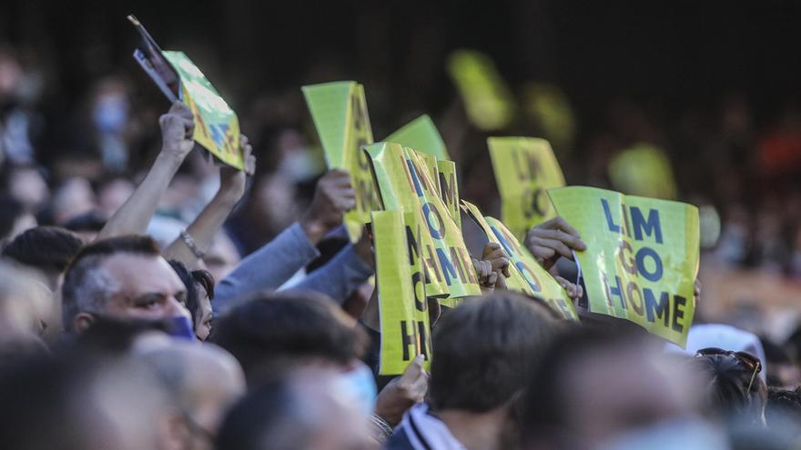 Pancartas de Lim Go Home en Mestalla