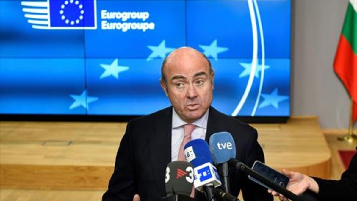 Luis de Guindos atiende a la prensa ayer, en Bruselas, tras la reunión del Eurogrupo.