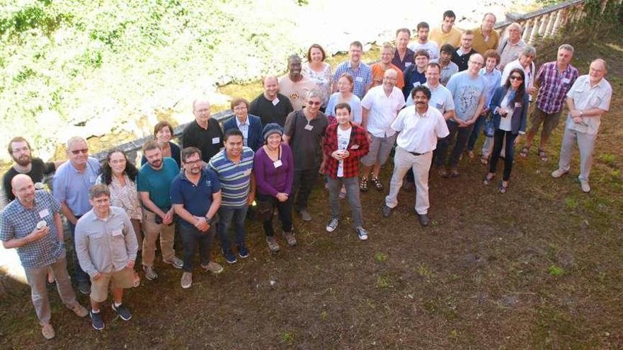 Treinta y siete de los cuarenta y un químicos moleculares que participan en el TSRC Workshop, ayer, en el jardín del Ateneo Cabraliego.