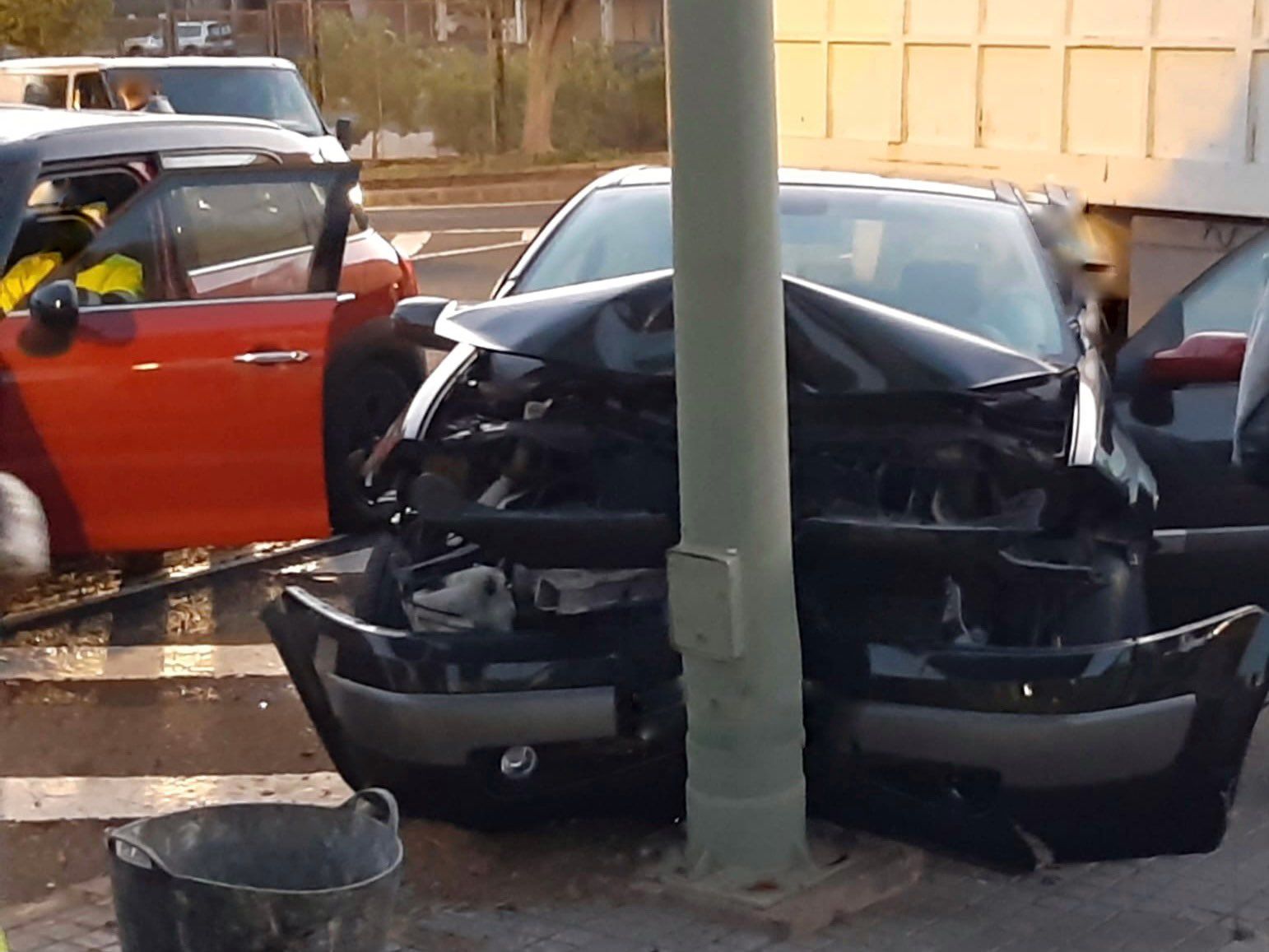 Choque de un automóvil con una farola en Siete Palmas