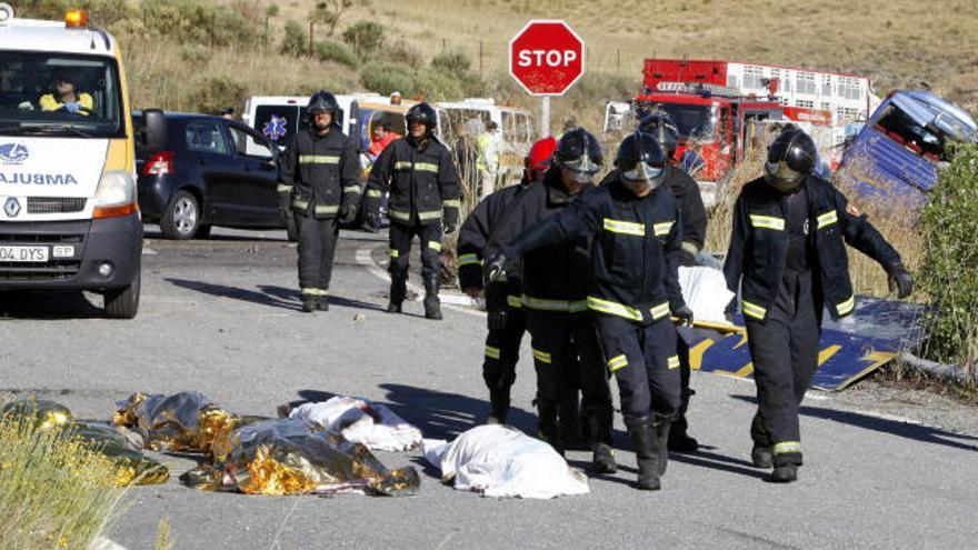 Nueve muertos y 22 heridos tras volcar un autobús en Ávila