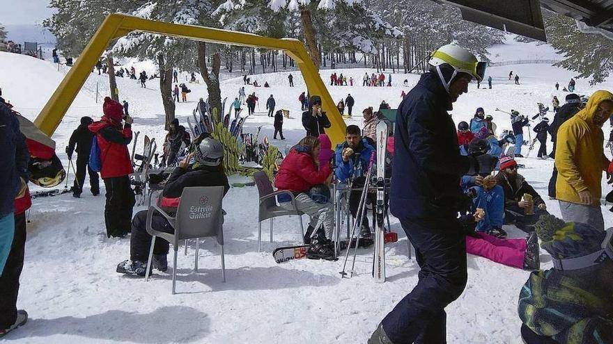 Asistentes ayer a la estación de esquí de Cabeza de Manzaneda.