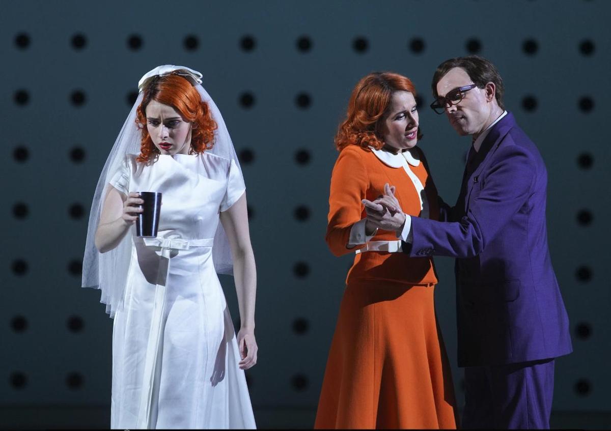 Clara Navarro (bailarina), la soprano Sara Blanch (Aspasia) e Iván Delgado (bailarín).