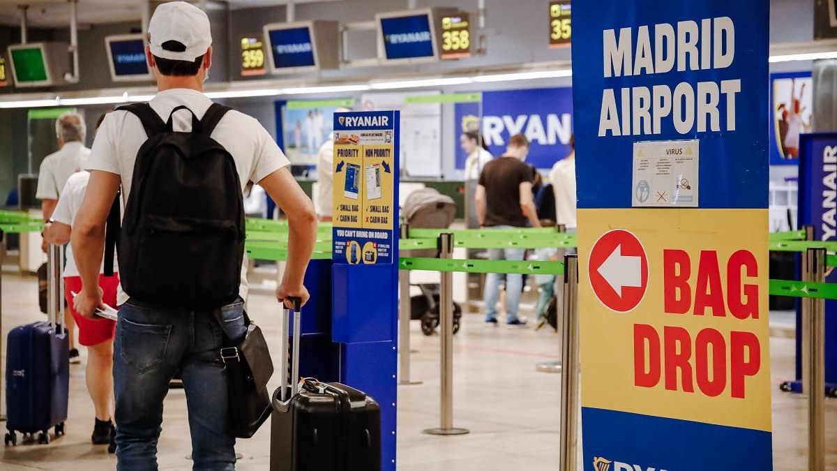 Varias personas en el mostrador de Ryanair de Barajas