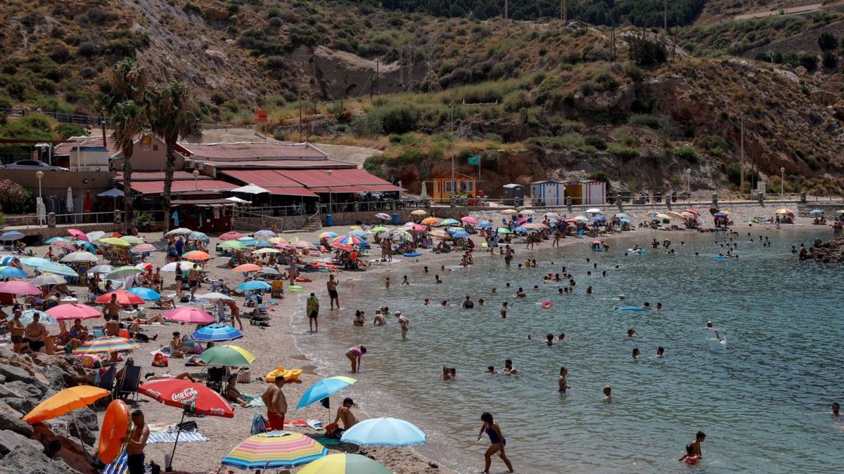 Bañistas ayer en la playa de Cala Cortina, en Cartagena.  | LOYOLA PÉREZ DE VILLEGAS