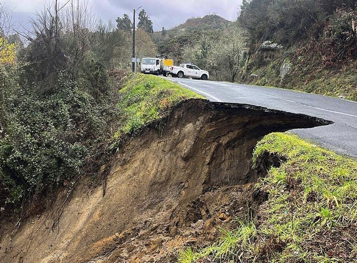 Una bolsa de agua provocó el colapso de la carretera que une Casares—Carballeda de Avia— y  Avión. | FDV