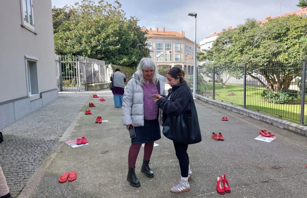 Exposición de zapatos
rojos en A Illa.
